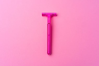 Pembe arka plan görünümünde tek kullanımlık tıraş bıçağı