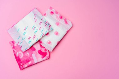 Pembe arka plan görünümlü kadın hijyenik pedleri