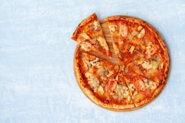 Tavuk ve mantarlı lezzetli pizza.