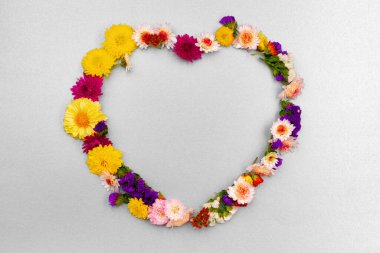 Parlak çiçek tomurcuklarından yapılmış güzel bir arka plan