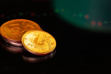 Siyah arkaplanda Rus rublesi paraları yakın plan