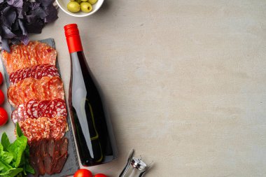 Gri arka planda et dilimleme ve şarap