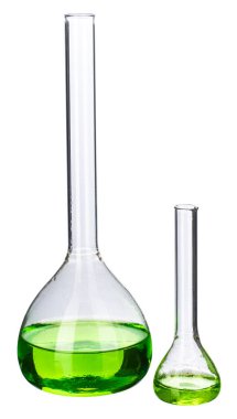 Beyaz üzerinde izole edilmiş laboratuvar analizi için sıvılarla dolu cam.