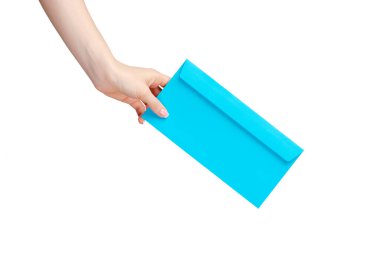 Manikürlü kadın eli beyaz üzerinde izole edilmiş bir zarf tutuyor.