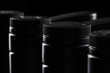 Motor yağı şişesi siyah arka planda, kapat..