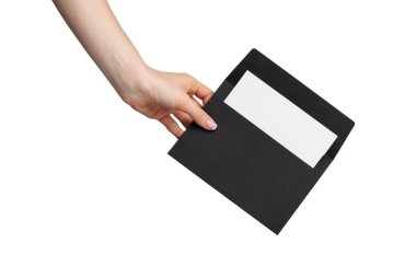 Manikürlü kadın eli beyaz üzerinde izole edilmiş bir zarf tutuyor.