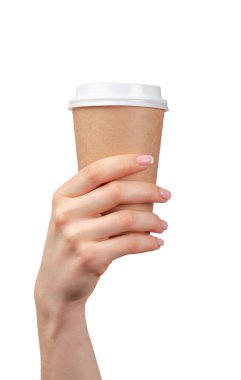 Kadın eli, tek kullanımlık kahve bardağını beyaz üzerinde izole halde tutuyor.