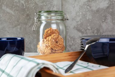 Seramik çay fincanını kurabiyelerle kapat.