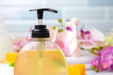 Sıvı sabun ya da otel banyosunda vücut losyonu.