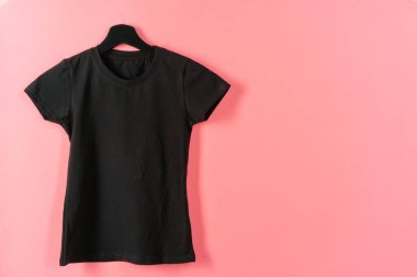 Askıda asılı siyah düz tişört