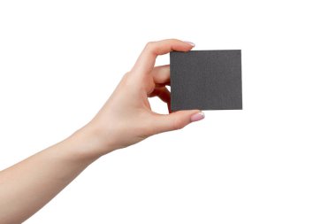 Beyaz arka planda siyah iş kartını tutan kadın.