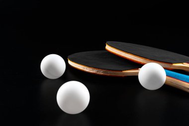 Koyu arkaplanda kırmızı ping pong raketi. Spor malzemeleri.