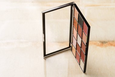 Yeni mat göz farı rengarenk tonları paletini kapat.