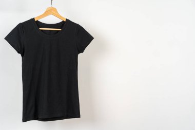Askıda asılı siyah düz tişört