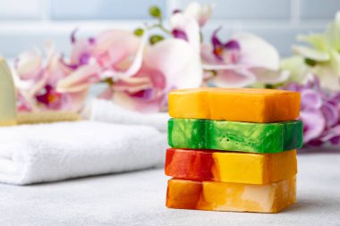El yapımı, masada doğal organik sabun. Spa ürünleri.