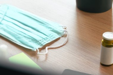 Masada tıbbi koruyucu maske var. Coronavirus önleme kavramını yaydı