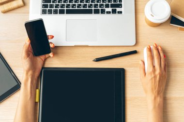 Güvende kal ve evden uzakta çalış. Evde çalışan genç bir kadın..