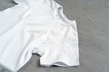 Beyaz renkli bir tişörtü kapat