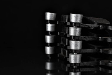 Koyu arkaplanda yeni otomatik fren yastıkları