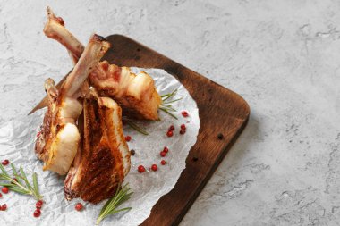 Tahtada servis edilen ızgara kuzu pirzolası.