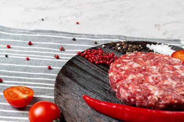 Masada baharat ve domatesli taze ev yapımı pirzola.