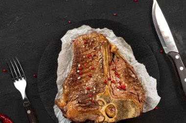 Siyah masada ızgara biftek manzarası var.