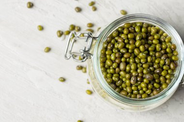Cam kavanozlarda çiğ tahıl ya da fasulye var. Vejetaryen ve vejetaryen yemekleri.