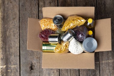 Yemek bağışları masada. Metin Bağışı.