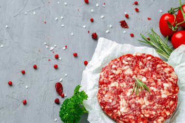 Taze çiğ ev yapımı kıymalı biftek burgeri.