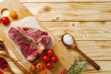 Çiğ et, taze sebze ve biberiye.