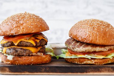 Ahşap tahtada taze pişmiş hamburger.