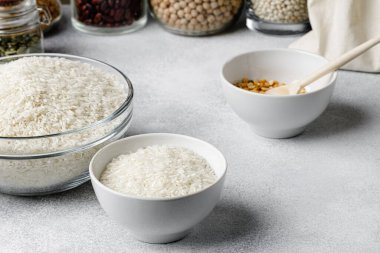 Fasulyeler kasede, masaya yakın..