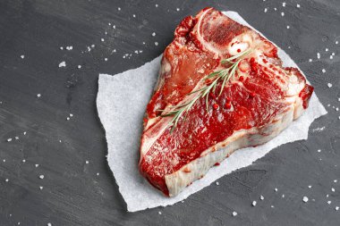 Esmer arka planda baharatlı çiğ biftek.