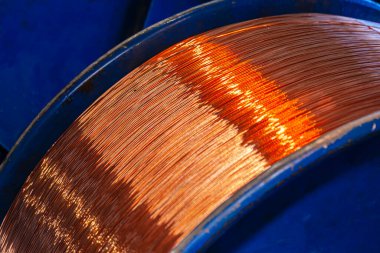 Kablo fabrikasındaki bakır tel makaraları kapatın.