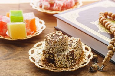 Türk tatlıları metal bir doğu tabağında