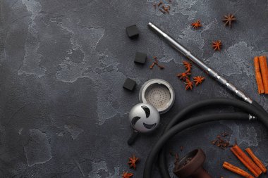 Koyu arkaplanda metal parlak nargile ağızlığı