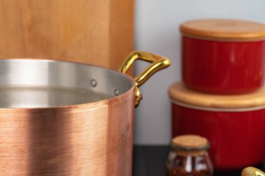 Gaz ocağındaki metal tencereyi kapat.