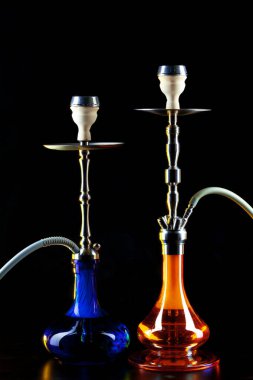 Siyah arka planda iki modern nargile kopyalama alanı