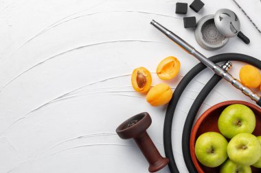 Masada taze kayısılar olan nargile parçaları.