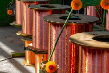 Kablo fabrikasındaki bakır tel makaraları kapatın.