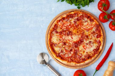 Gri arka planda sosisli lezzetli pizza.