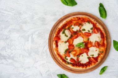 Gri yüzeyde pizza Margherita manzarası