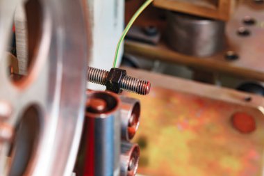 Bir fabrikada kablo üretimi süreci