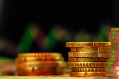 Birbirine istiflenmiş bozuk paraları kapat