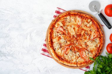 Tavuk ve mantarlı lezzetli pizza.