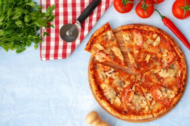 Tavuk ve mantarlı lezzetli pizza.