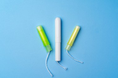 Mavi arka planda hijyenik kadın tamponu