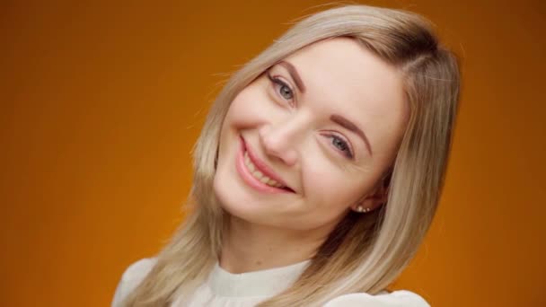 Glimlachend vrolijk mooi jong vrouw portret — Stockvideo