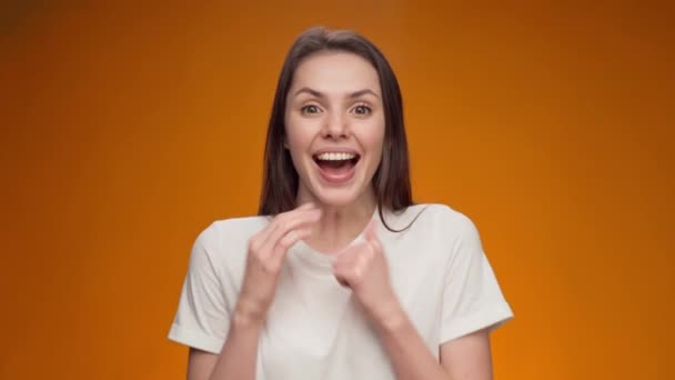 Femme heureuse célébrant le succès, danse joyeuse, portrait — Video