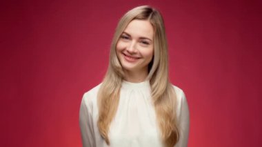 Gülümseyen neşeli, güzel bir kadın portresi.